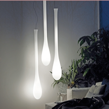 В современных интерьерах вытянутые белые светильники выглядят очень органично