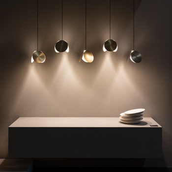Несколько одиночных светильников Masiero создают эстетичную композицию