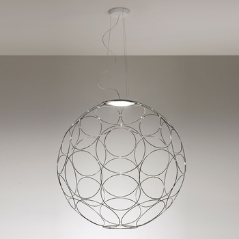 Дизайнерский светильник, собранный из множества металлических колец, выглядит очень необычно