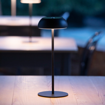 Настольная лампа без провода - очень аккуратный вариант подсветки стола